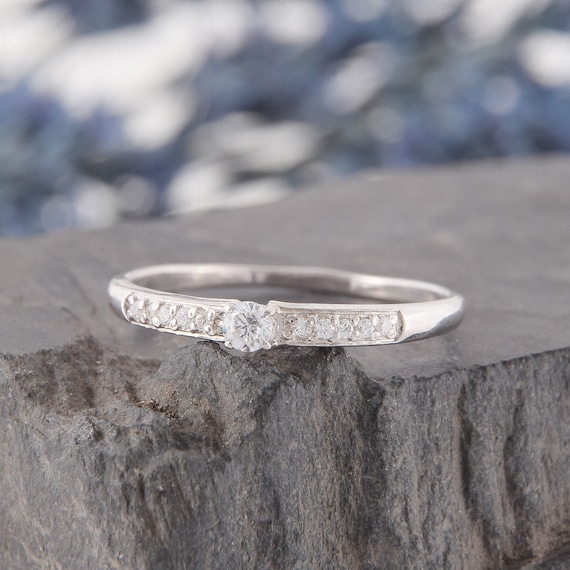 plata anillos modernos de compromiso