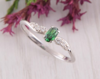 Anillo de compromiso de esmeralda, anillo de esmeralda para mujer, anillo de compromiso delicado, anillo de promesa de plata, joyería de esmeralda, piedra de nacimiento de mayo, anillo minimalista