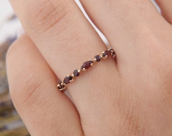 14-karatowe żółte złoto, mała i delikatna obrączka ślubna z granatem markiza, Maleńka minimalistyczna, delikatna damska obrączka ślubna z granatem, Mała obrączka ślubna z granatem