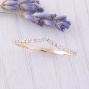 Small 14k yellow gold curved womens wedding band, Simple wedding band for her, V shaped wedding band, Chevron wedding ring gold