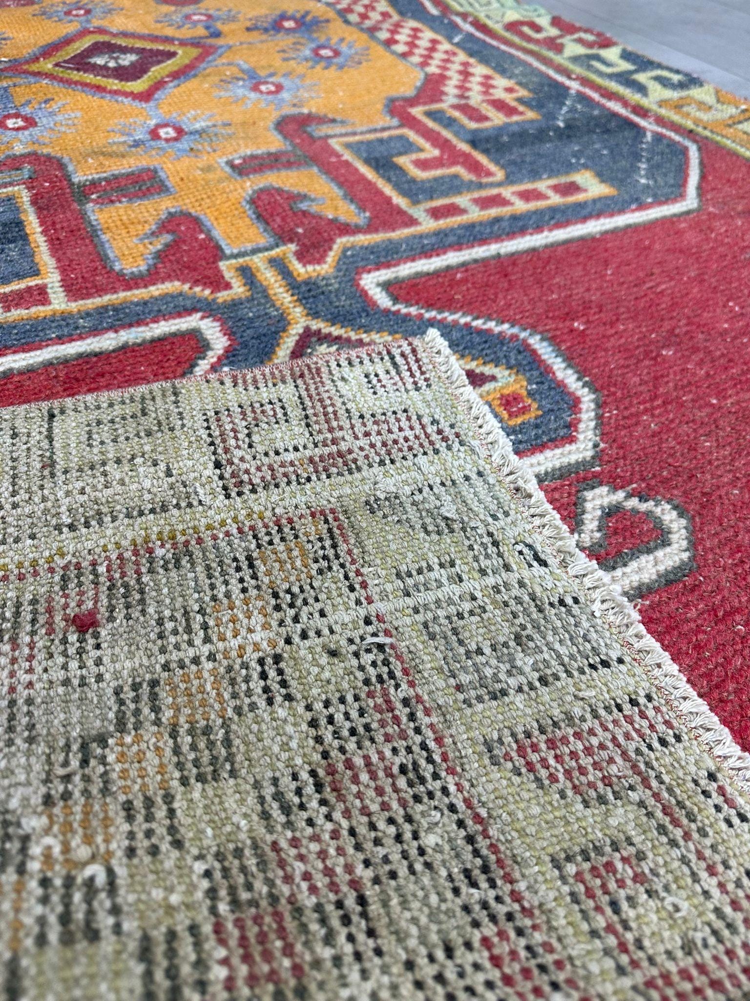 赤い幾何学模様のヴィンテージラグ、伝統的なラグ、120 x 242 cm / 3.9