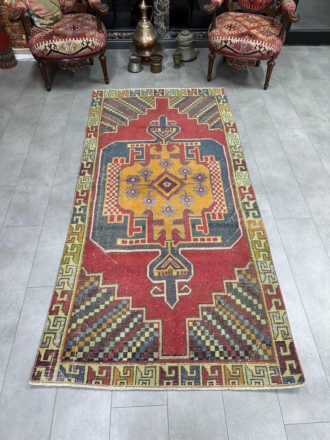 赤い幾何学模様のヴィンテージラグ、伝統的なラグ、120 x 242 cm / 3.9