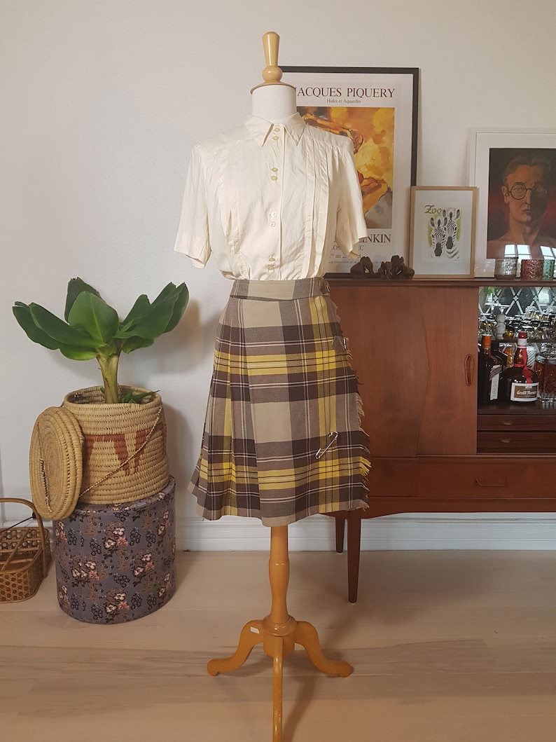 Check skirt from the 1970s with original safety pin Size EU 36 UK 10 US 6 Waist 72 cm 28,3 inches