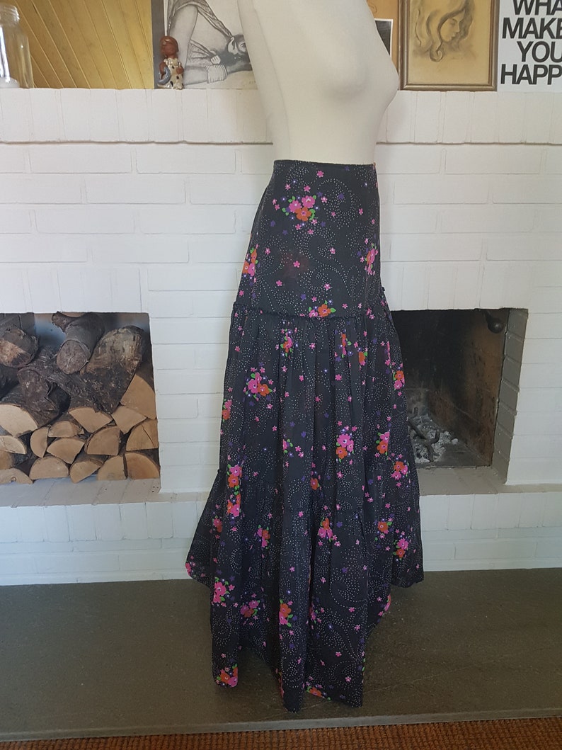 Waist 80 cm  31,5 inches Long skirt from the late 1960s or possible the 1970sSize EU 40  UK 12  US 8
