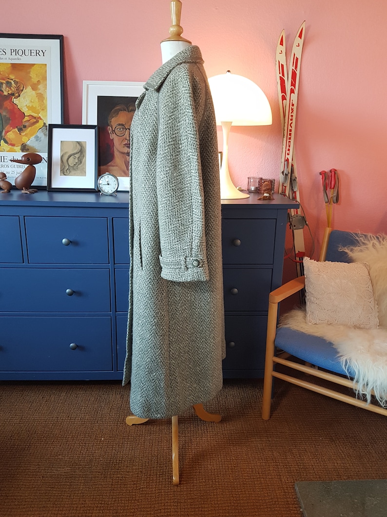 Coat in pure mew wool Size EU 44-46 UK 18-20 US 14-16 Chest 110 cm 43,3 inches. Winter coat from the 1960s