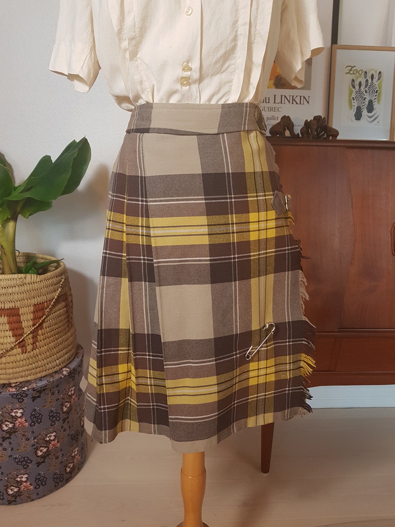 Check skirt from the 1970s with original safety pin Size EU 36 UK 10 US 6 Waist 72 cm 28,3 inches