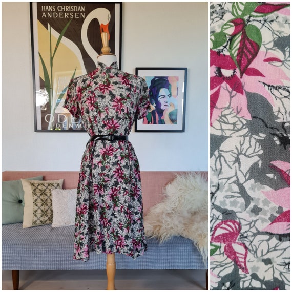 Beautiful day dress from the 1930s or early 1940s.