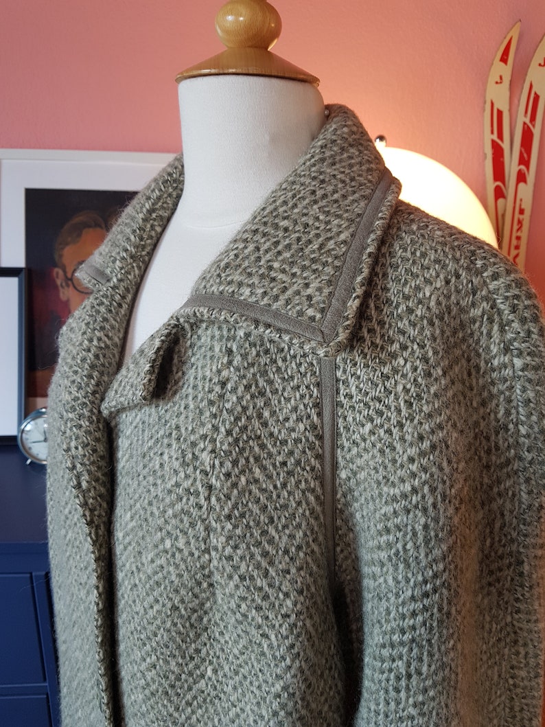 Coat in pure mew wool Size EU 44-46 UK 18-20 US 14-16 Chest 110 cm 43,3 inches. Winter coat from the 1960s