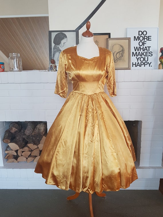 Evening dress from the late 40s early 50s. With fl