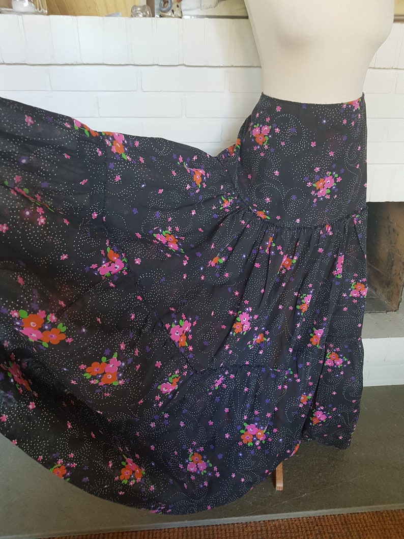 Waist 80 cm 31,5 inches Long skirt from the late 1960s or possible the 1970sSize EU 40 UK 12 US 8