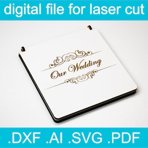 以下が含まれることがあります： 黒い縁取りのある白い正方形の看板で、茶色の装飾的なデザインと「Our Wedding」という文字が書かれています。