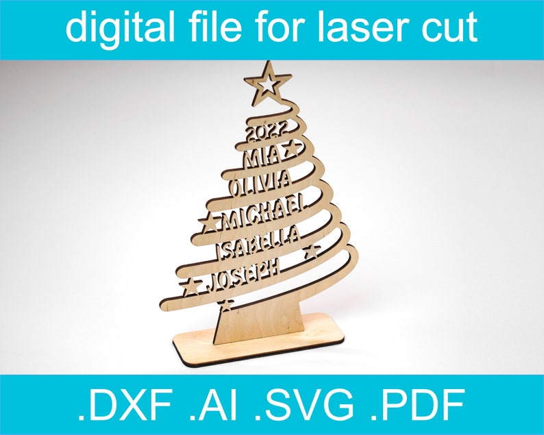 Op de afbeelding: Een houten kerstboomvormige decoratie met de tekst "digital file for laser cut" bovenaan. De boom heeft een ster en de namen "MIA", "OLIVIA", "MICHAEL", "ISABELLA" en "JOSEPH" zijn uitgesneden. Het jaar "2022" is ook inbegrepen.