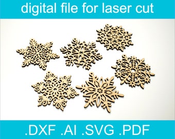 Könnte beinhalten: Sechs lasergeschnittene Schneeflocken-Designs aus Holz in verschiedenen filigranen Mustern. Die Schneeflocken sind hellbraun und haben ein zartes, verziertes Aussehen. Der Text .DXF .AI .SVG .PDF wird am unteren Rand des Bildes angezeigt.