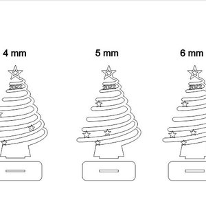 Op de afbeelding: Zwart-witte lijntekening van een kerstboomontwerp met namen en het jaar 2022. De boom wordt getoond in formaten van 4 mm, 5 mm en 6 mm. Het lettertype is BrushType-SemiBold en Comic Sans MS.