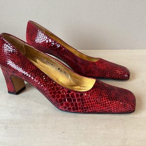 Décolleté vintage Timothy Hitsman in pelle di serpente rossa, taglia 8 1/2, anni '80/'90, punta quadrata, tacco in pelle con stampa pitone, soletta dorata, colore Berry Splendor.
