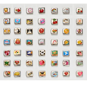 Puede incluir: Un conjunto de 40 pulseras con dijes coloridos con varios diseños, que incluyen animales, comida y símbolos. Los dijes son de metal y tienen un acabado brillante.