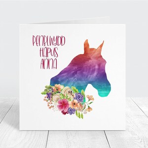 Carte d'anniversaire galloise personnalisée, cheval assez floral avec personnalisation du nom, Penblwydd Hapus, Cardiau Cymraeg