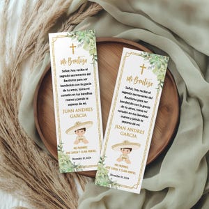 Könnte beinhalten: Zwei goldene und weiße Lesezeichen-Designs mit grünem Aquarellhintergrund. Die Lesezeichen zeigen einen Jungen mit einem Sombrero und den Text "Mi Bautizo", was "Meine Taufe" bedeutet. Der Text enthält auch den Namen des Jungen, Juan Andres Garcia, und das Datum der Taufe, den 10. Dezember 2024.