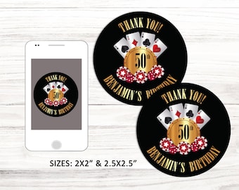 Könnte beinhalten: Zwei runde schwarze und goldene Danke-Aufkleber mit Casino-Thema. Die Aufkleber zeigen Spielkarten, Pokerchips und den Text "Danke!" und "50. Geburtstag".