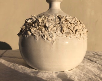 Worked stoneware vase / white