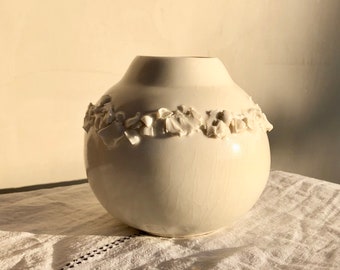 Worked stoneware vase / white