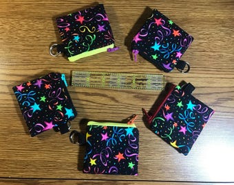 Monedero con cremallera en miniatura con estrellas y serpentinas