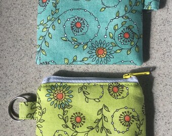 Mini llavero con cremallera en color verde o verde azulado con estampado botánico