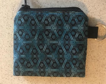 Mini llavero geométrico con bolsa con cremallera en color verde azulado