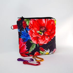 Florale Geldbörse – Kleine Reißverschlusstasche mit Mohnblumen & Kornblumen – Geschenk für Sie – Niedliche handgemachte Tasche – Mini geblümte Tasche für Schlüssel und Karten