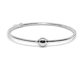 Fabriqué à Cape Cod. Bracelet en argent sterling avec une vis sphérique en argent.