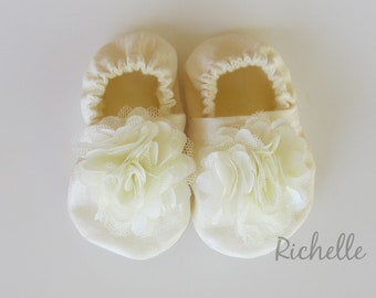 Sapatos de batismo para bebês meninas com flores de marfim, tule creme, roupa de bênção, branco-sujo, sola macia e brilhante, sapatos de berço para bebês e crianças pequenas