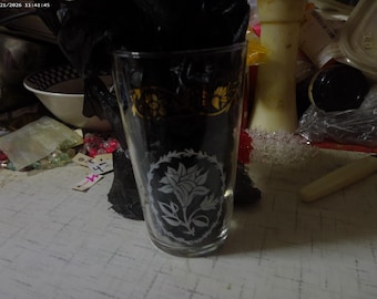 Juego de 7 vasos de vidrio Federal: diseño floral dorado y blanco.