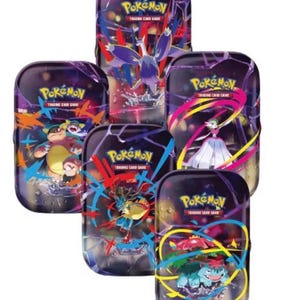 Puede incluir: Colección de cinco latas de Pokémon Trading Card Game. Cada lata presenta un personaje Pokémon diferente y obras de arte vibrantes. Las latas son de color púrpura oscuro con un diseño agrietado y texturizado y el logotipo de Pokémon.