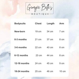 Puede incluir: Una tabla de tallas para bodies de beb&eacute;, que muestra las medidas del pecho, la longitud y la manga en cent&iacute;metros para diferentes rangos de edad, desde reci&eacute;n nacido hasta 18-24 meses.