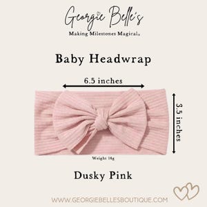 Puede incluir: Diadema para beb&eacute; de color rosa oscuro con un lazo grande. La diadema mide 16,5 cm de ancho y 8,9 cm de alto. El peso es de 14g. El texto "Baby Headwrap" se muestra encima del producto.