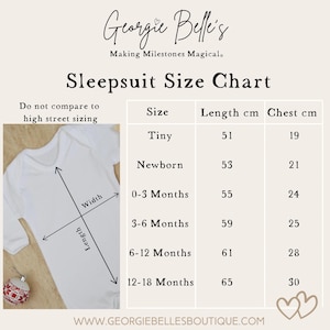 Puede incluir: Una tabla de tallas para un pijama de beb&eacute; blanco. La tabla incluye medidas en cent&iacute;metros para la longitud y el contorno del pecho, que van desde Tiny hasta 12-18 meses. El texto "Georgie Belle's" est&aacute; en la parte superior.