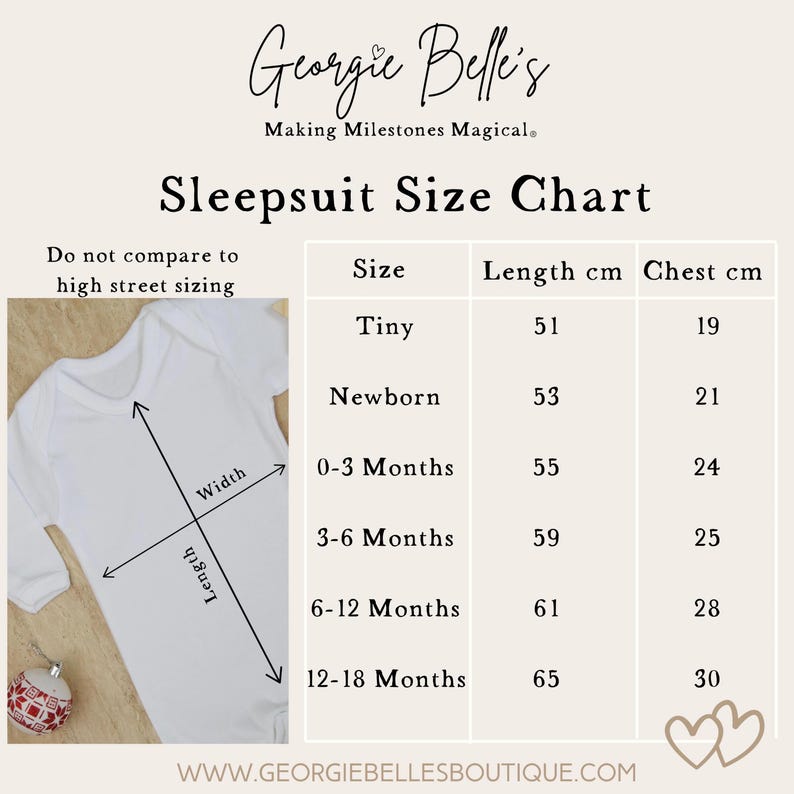 Puede incluir: Una tabla de tallas para un pijama de beb&eacute; blanco. La tabla incluye medidas en cent&iacute;metros para la longitud y el contorno del pecho, que van desde Tiny hasta 12-18 meses. El texto "Georgie Belle's" est&aacute; en la parte superior.