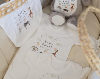 Gepersonaliseerd genderneutraal babycadeau | Nieuwe babyaankondiging | Outfit met achternaam baby | Newborncadeau | Cadeau kraamcadeau