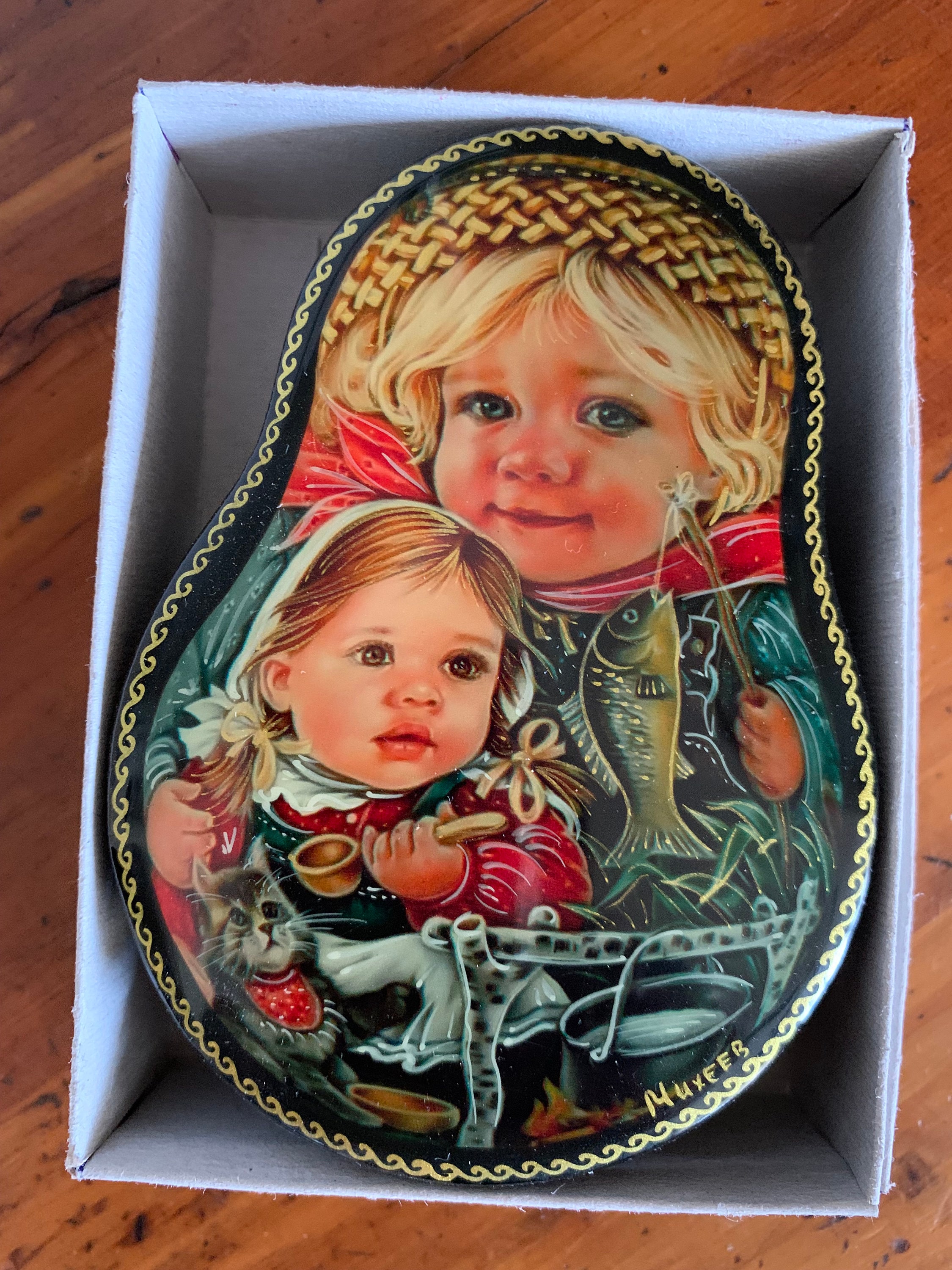 ロシアのフェドスキノ漆器箱 マトリョーシカ型 子猫と少女 - Etsy 日本