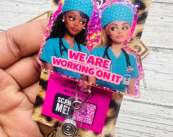 Trabajando en ello, Besties Glitter Badge Reel: Porta credenciales divertido para enfermera