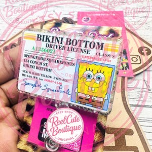 Może przedstawiać: Prostokątny identyfikator z nowatorskim prawem jazdy dla Spongeboba Kanciastoportego z Bikini Dolnego. Karta zawiera imię i nazwisko, adres, szczegóły fizyczne oraz grafikę Spongeboba, z brokatową obwódką i okrągłym logo.