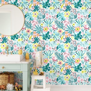 K&ouml;nnte beinhalten: Ein wei&szlig;es Badezimmer mit einer tropischen Bl&auml;tter- und Blumen-Tapete. Die Tapete ist in den Farben T&uuml;rkis, Rosa, Gelb und Gr&uuml;n gehalten. Links im Bild befindet sich ein wei&szlig;es Waschbecken mit einem runden Spiegel dar&uuml;ber. Rechts im Bild steht ein wei&szlig;er Hocker mit einer gelben Gummiente darauf.