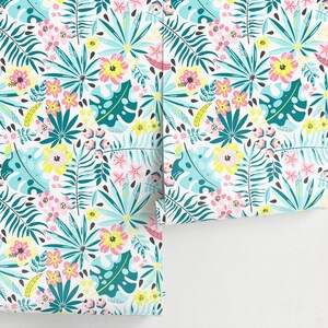 K&ouml;nnte beinhalten: Ein nahtloses Muster mit tropischen Bl&auml;ttern und Blumen in Rosa-, Gelb- und Blaut&ouml;nen auf wei&szlig;em Hintergrund.