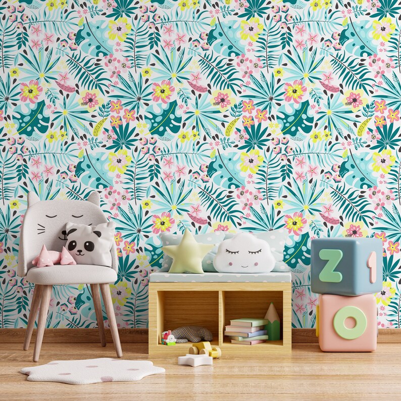 K&ouml;nnte beinhalten: Ein wei&szlig;er Stuhl mit einer katzenf&ouml;rmigen R&uuml;ckenlehne und einem Pandakissen steht vor einer Wand mit tropischer Blumen-Tapete. Ein Holzregal mit B&uuml;chern und einem Spielzeug befindet sich unter dem Stuhl. Auf dem Regal stehen auch bunte Bl&ouml;cke mit den Buchstaben "Z" und "O".