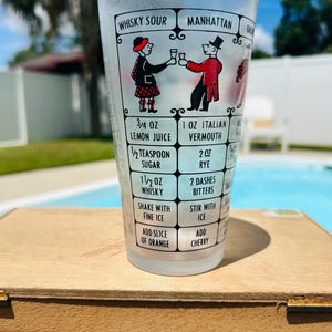 Vaso mezclador de cócteles de Federal Glass Company, diseñado por una moda gay de los años 50
