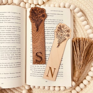Regalo de marcador del Día de la Madre / Regalo personalizado del Día de la Madre / Marcador de madera floral / Regalo para mamá o abuela / Regalo para ella