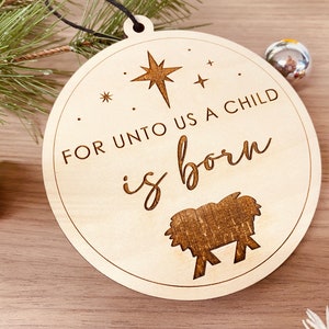 Porque para nosotros nace un niño adorno navideño de madera // Nace un Salvador // Isaías 9:6 // Ornamento religioso cristiano