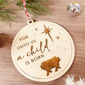 Porque nos ha nacido un niño Adorno navideño de madera // Ha nacido un Salvador // Isaías 9:6 // Adorno religioso cristiano