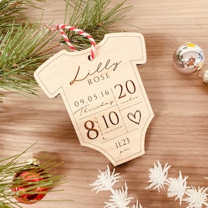 Première décoration de Noël de bébé personnalisée : statistiques de naissance gravées, bois d'érable