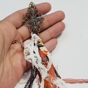 Handwerkliche Hand gefertigte Mixed Media Quaste Anhänger, Mixed Media OOAK, Quaste Mixed Media, Handwerkliche Anhänger, OOAK Mixed Media Quaste, Band